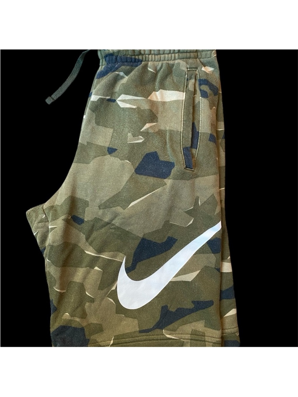 Men’s Nike Camo Shorts! Super comfy! Size small